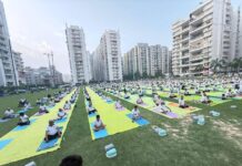 अंतरराष्ट्रीय योग दिवस पर ग़ाज़ियाबाद की वीवीआईपी सोसाइटी में हजारों लोगों ने एक साथ किया योग